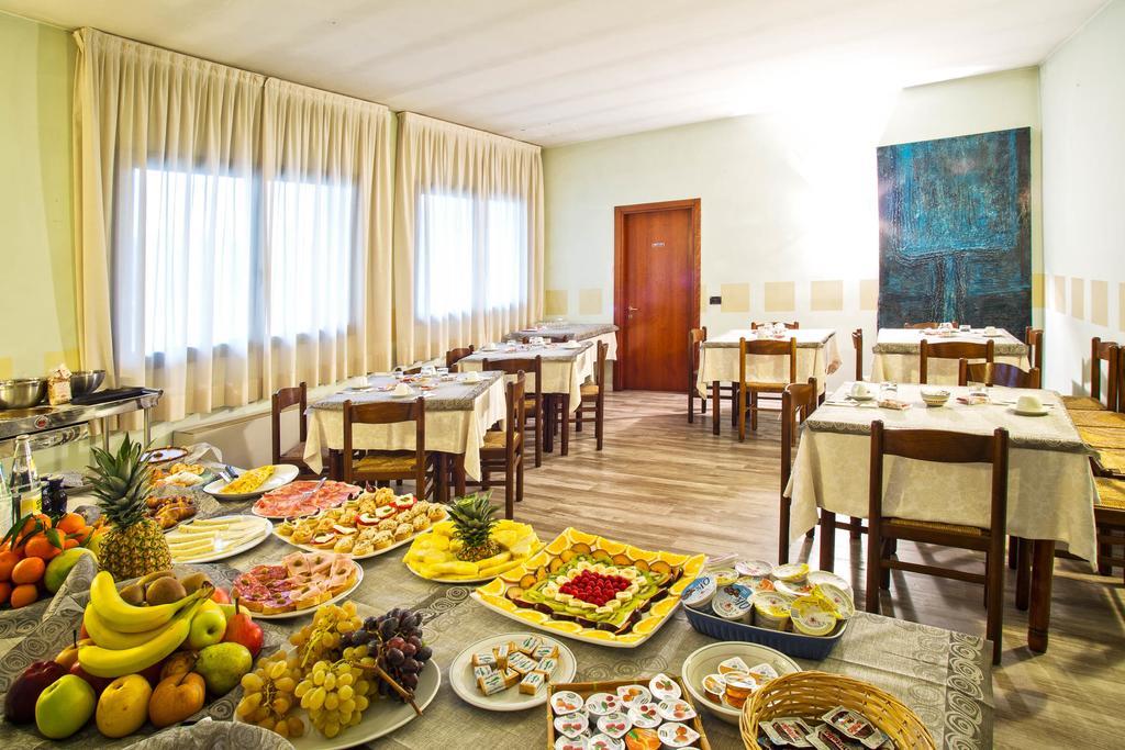 Albergo Centrale Trebaseleghe Екстериор снимка